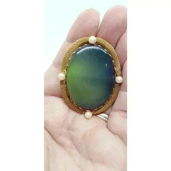 Vintage Brooch 10k Gold Plated Mesh Green Lucite Faux Pearl 1940s - Picture 3 of 10